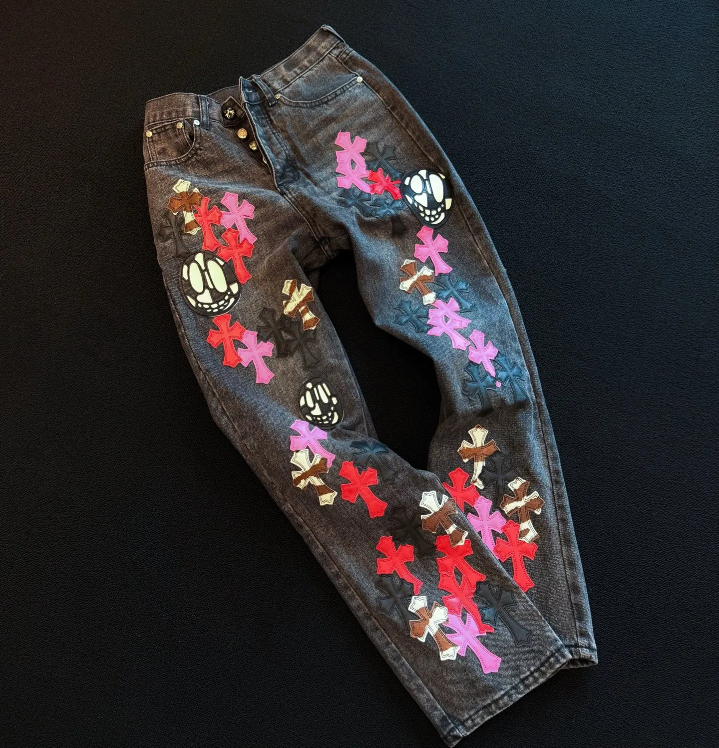 P300 style number: D357 ChromeHearts ChromeHearts multi-color skull contrasting leather patch straight pants ceiling-level jeans, a pair is hard to find at the counter‼ ️About Zangyin✅This is an extremely luxurious fashion brand that can also be called the aristocracy of the high street. It has always been an exclusive brand for some hipsters or rich second generations. The color of this model is already very eye-catching by using a unique washed material. It is decorated with pink patch cross flowers, which cleverly highlights the charm of the brand. Secondly, this model adopts a classic high-waist cut design, which highlights the long legs and fashionable temperament of the upper body. The brand is highly recognizable and the slim-fitting configuration is more suitable for daily wear. The personality will be fashionable and the specifications can be seen at a glance. Materials and technology ✅ Needless to say, this point goes without saying. As an excellent craftsman brand, Zangyin's requirements for details and craftsmanship are really perfect. The washed color of this model has gone through a lot of processes, not to mention the embellishment of the denim appliqués. It is also purely handmade and sewn. Just like what they believe in, only handmade things have soul and have the meaning of wearing. A top-notch heavy-duty fashionable denim item, recommended by both hands‼ ️ Size: 28, 30, 32, 34, 36 (S-XXL) Color: washed gray Size reference: Pants length 100 102 104 106 106 Waist 72 76 80 84 88 Recommended weight S (about 110 pounds) M (about 120 pounds) L (about 140 pounds) XL (about 165) XXL (about 185)